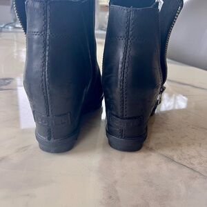 Sorel Black Ankle Boots with Elastic Panels